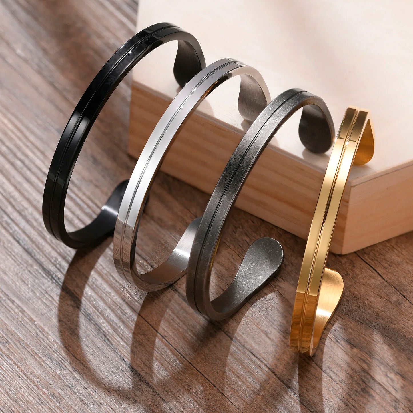 Open metal C bracelet for men in a luxurious gold tone,