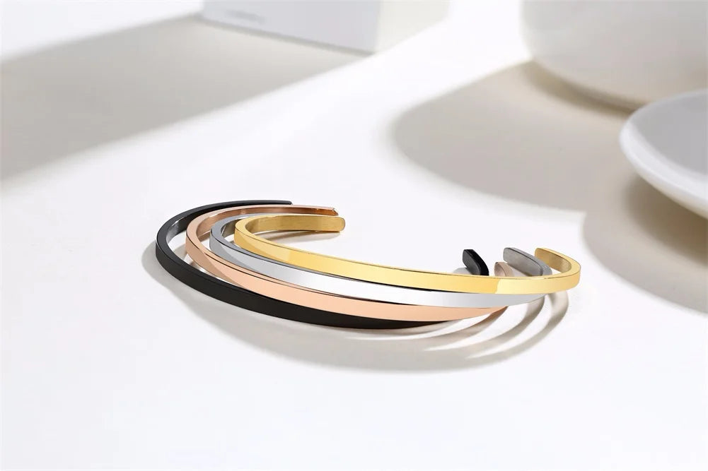 Open metal C bracelet for men in a luxurious gold tone,