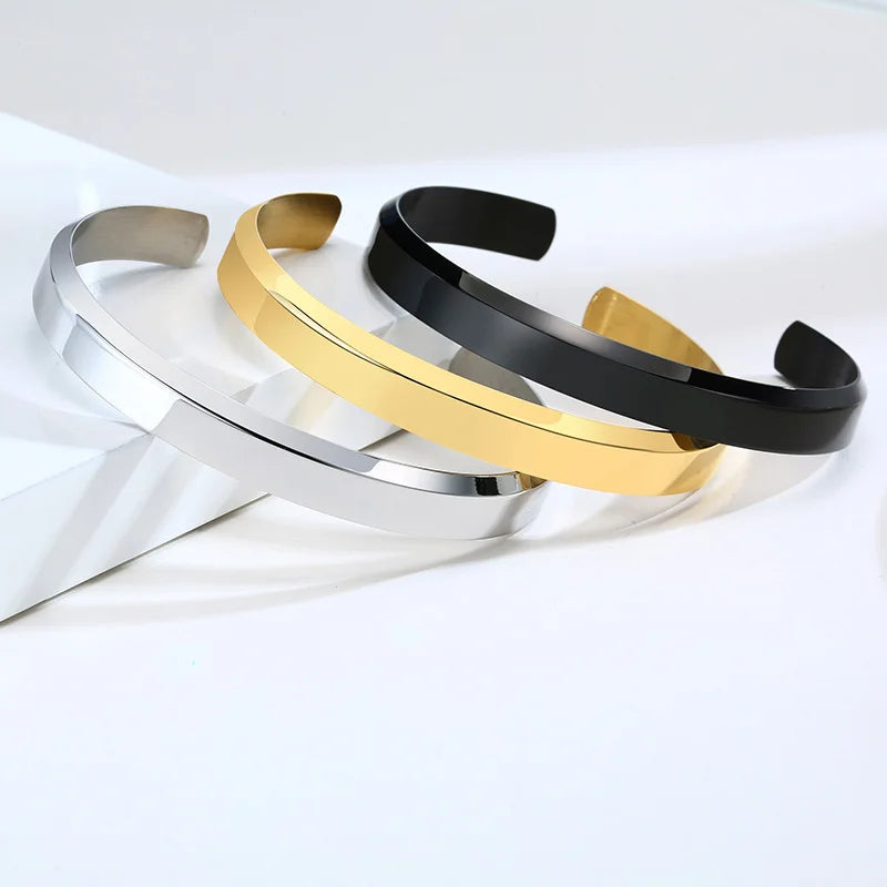 Open metal C bracelet for men in a luxurious gold tone,