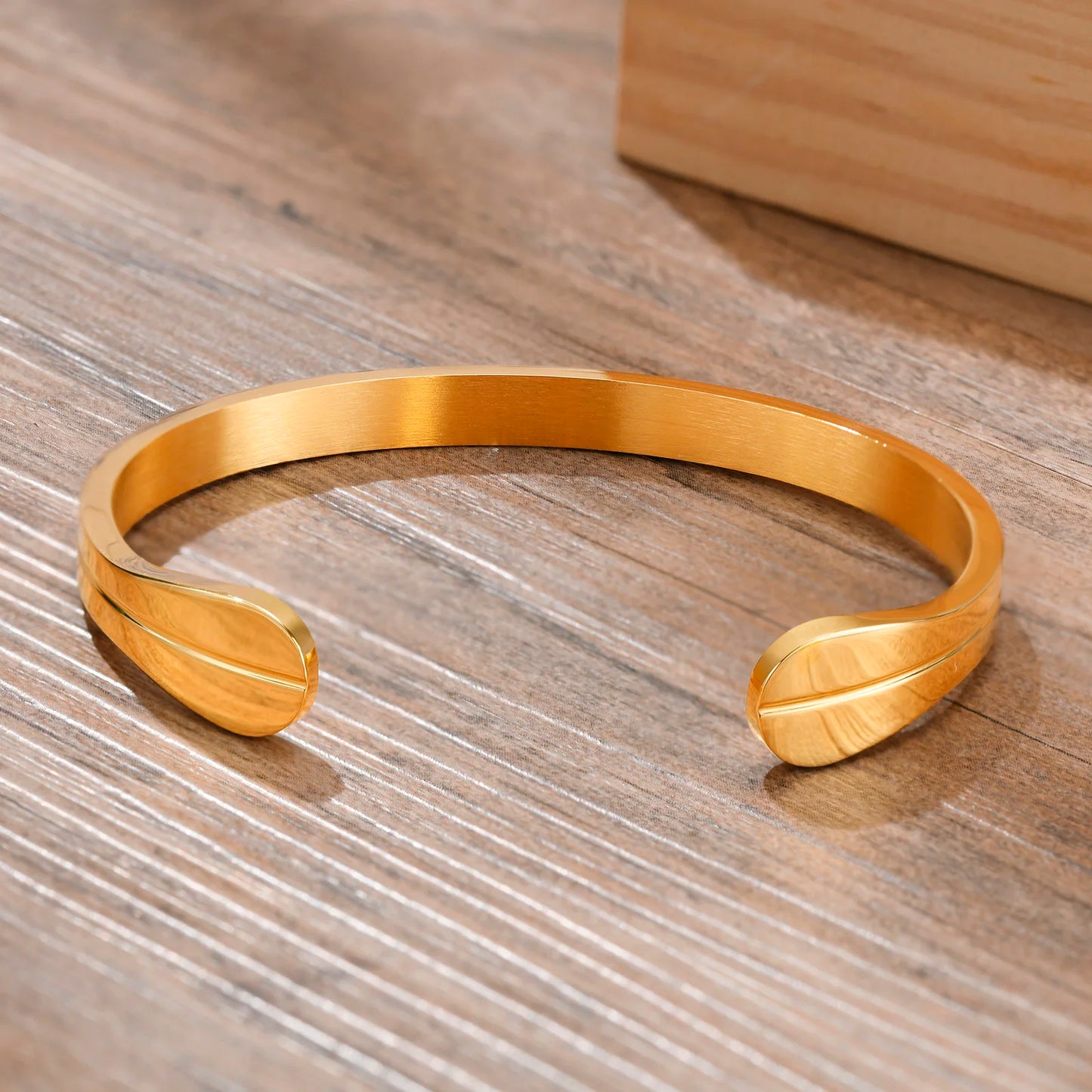 Open metal C bracelet for men in a luxurious gold tone,