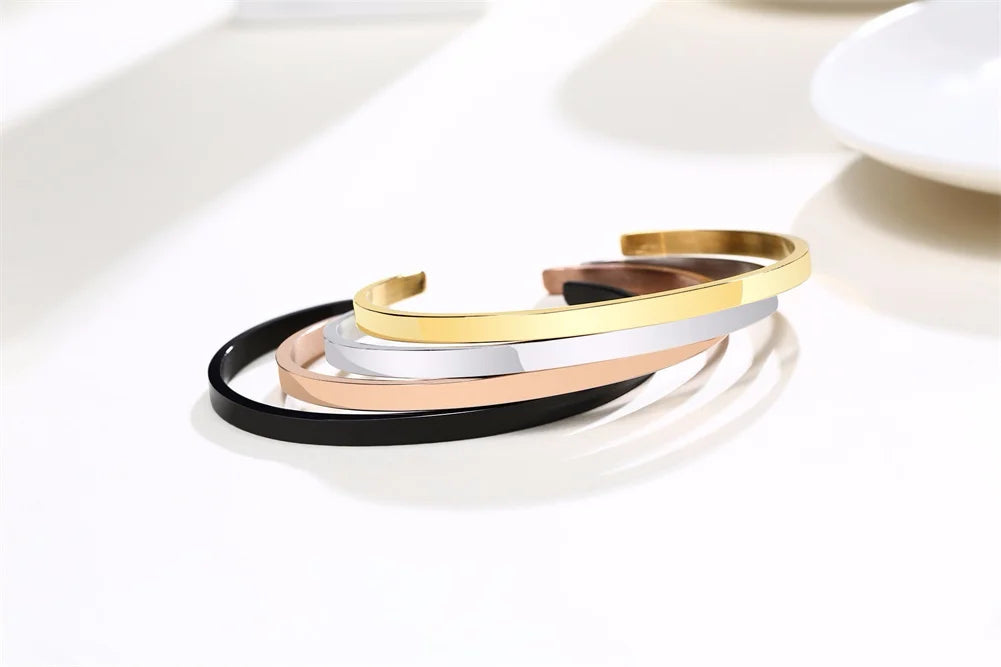 Open metal C bracelet for men in a luxurious gold tone,