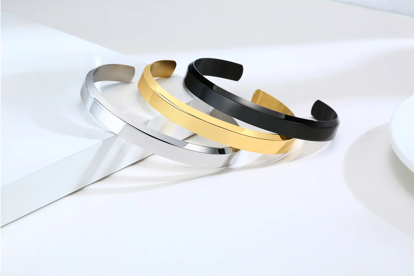 Open metal C bracelet for men in a luxurious gold tone,