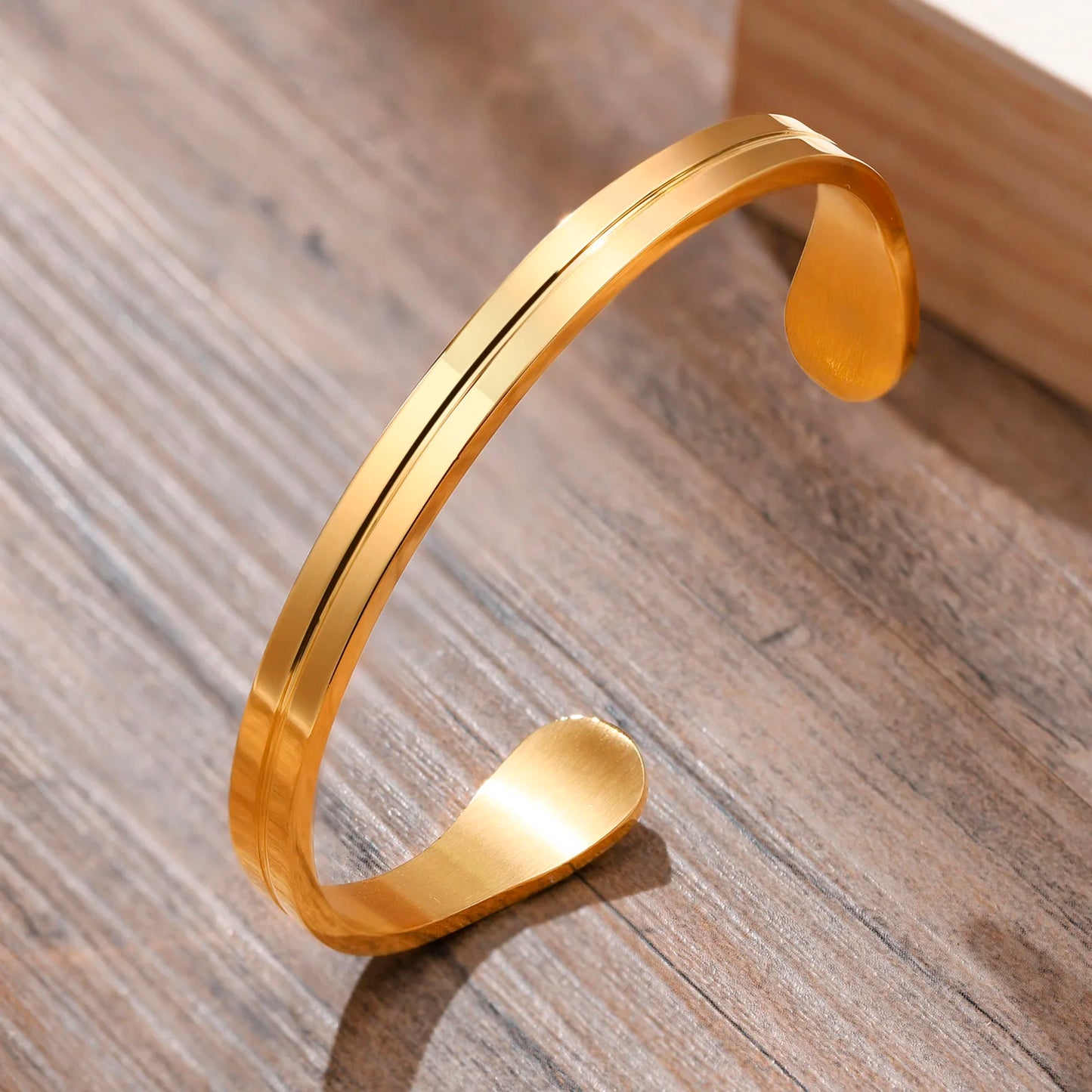 Open metal C bracelet for men in a luxurious gold tone,